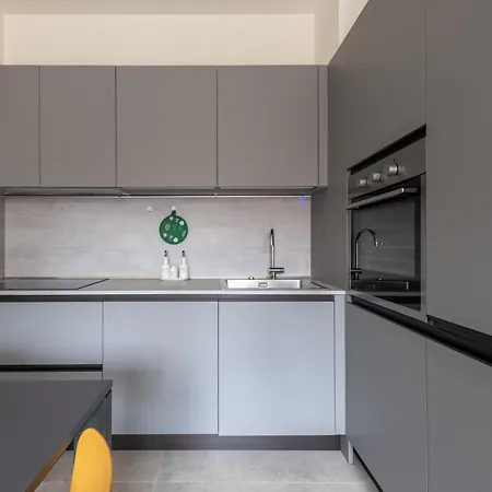 We - Santa Sofia House, Duomo Apartment Milan